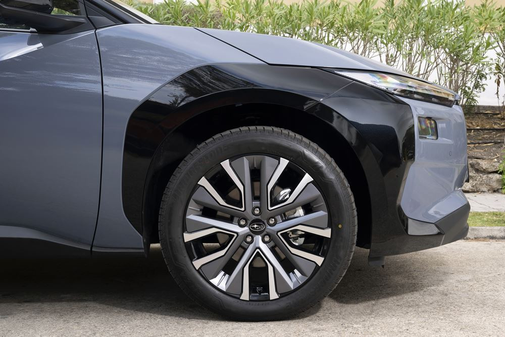 Le SUV électrique de taille intermédiaire Subaru Solterra mis à jour en approche
