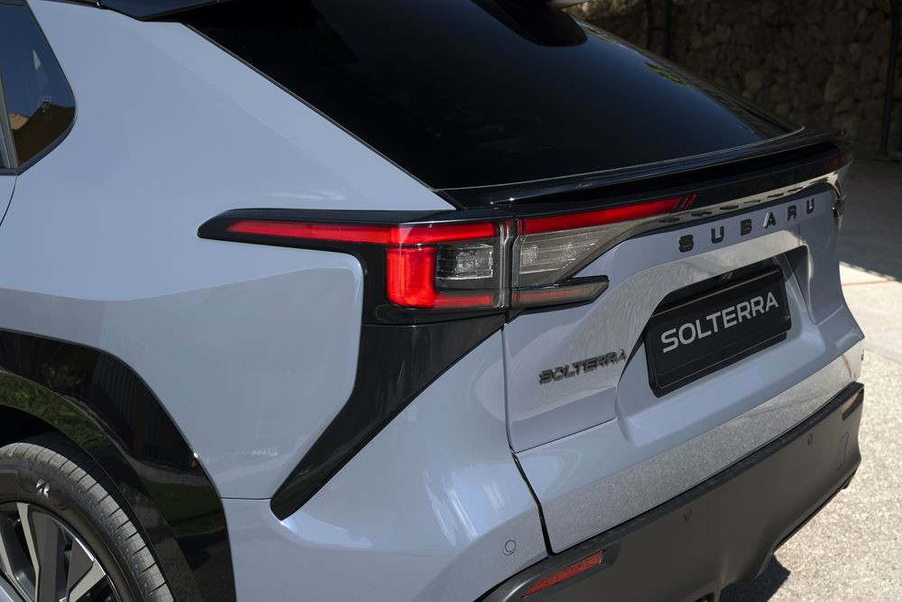 Le SUV électrique de taille intermédiaire Subaru Solterra mis à jour en approche