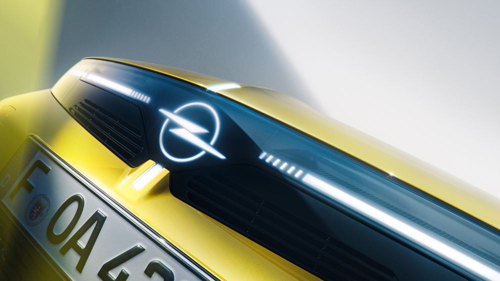 La version modernisée de l'Opel Astra affiche un emblème Blitz illuminé