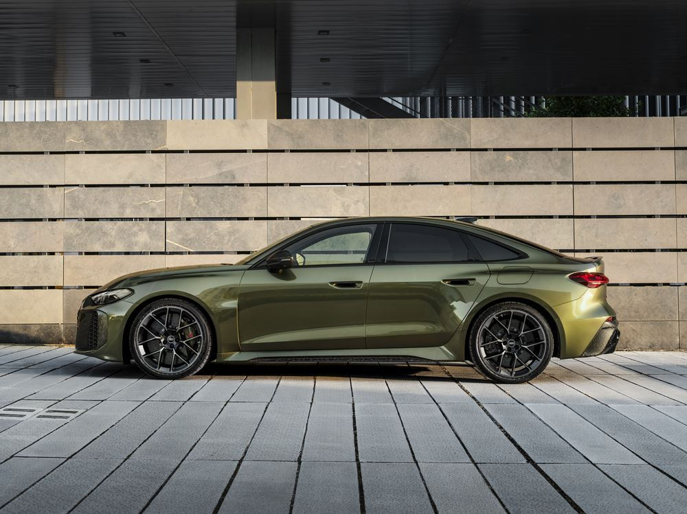 La berline hybride rechargeable haute performance Audi RS 5 développe 639 ch