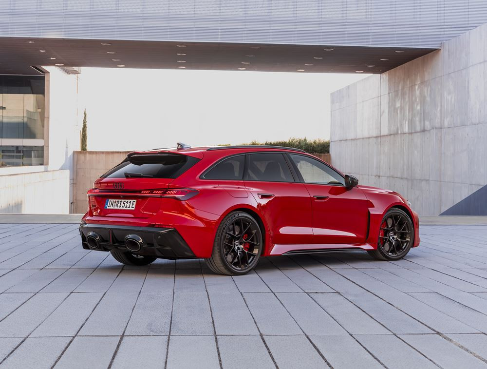 Le break hybride rechargeable haute performance Audi RS 5 Avant développe 639 ch