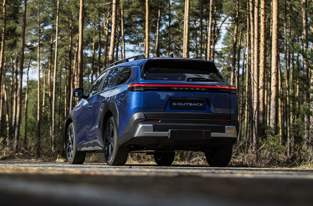 Le break surélevé Subaru Outback passe à l'électrique