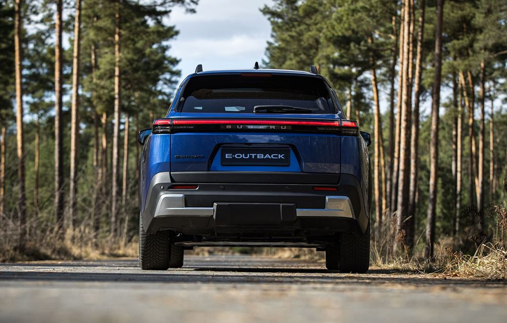 Le break surélevé Subaru Outback passe à l'électrique