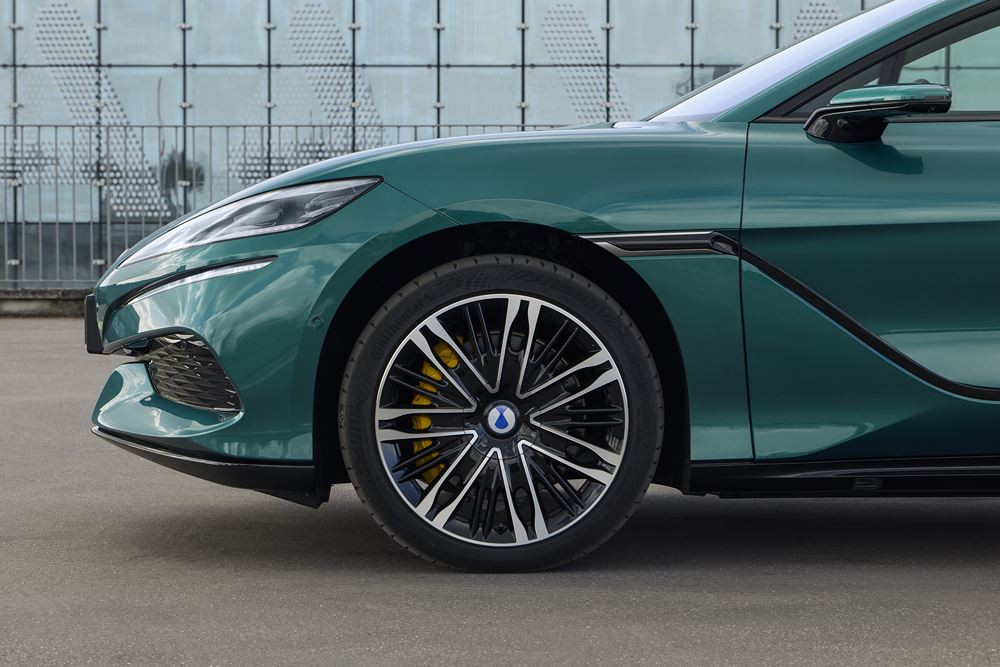 La grande routière technologique Denza Z9GT hybride rechargeable DM offre une flexibilité optimale sur longue distance