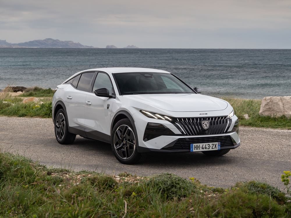 La Peugeot E-408 électrique 157 kW 58,2 kWh atteint une autonomie WLTP de 456 km