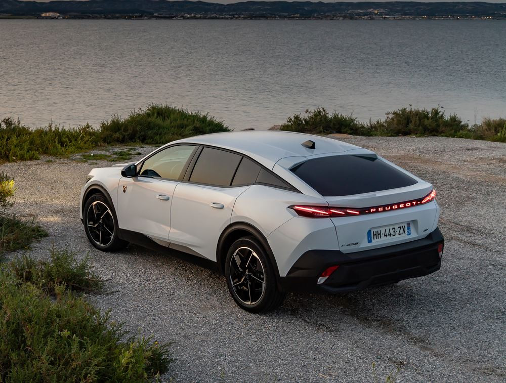 La Peugeot E-408 électrique 157 kW 58,2 kWh atteint une autonomie WLTP de 456 km