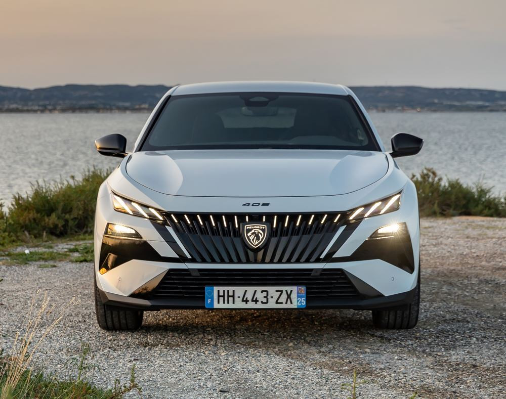 La Peugeot E-408 électrique 157 kW 58,2 kWh atteint une autonomie WLTP de 456 km