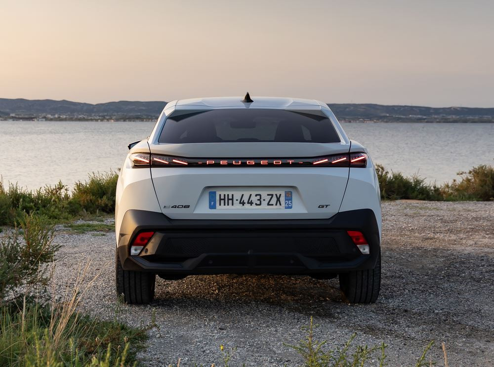 La Peugeot E-408 électrique 157 kW 58,2 kWh atteint une autonomie WLTP de 456 km