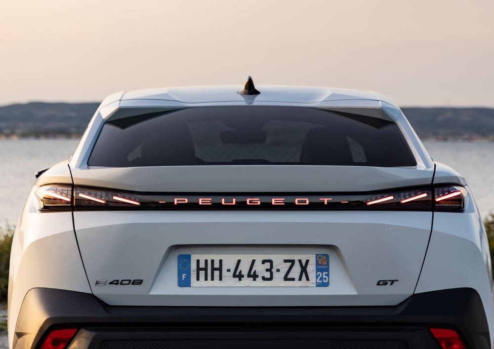 La Peugeot E-408 électrique 157 kW 58,2 kWh atteint une autonomie WLTP de 456 km