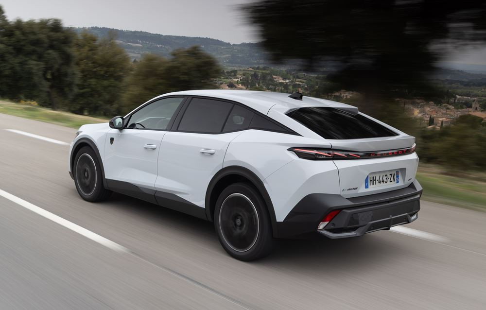 La Peugeot E-408 électrique 157 kW 58,2 kWh atteint une autonomie WLTP de 456 km