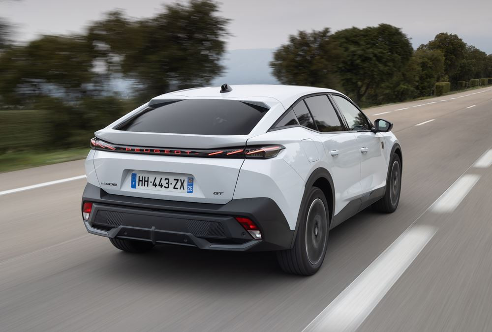 La Peugeot E-408 électrique 157 kW 58,2 kWh atteint une autonomie WLTP de 456 km