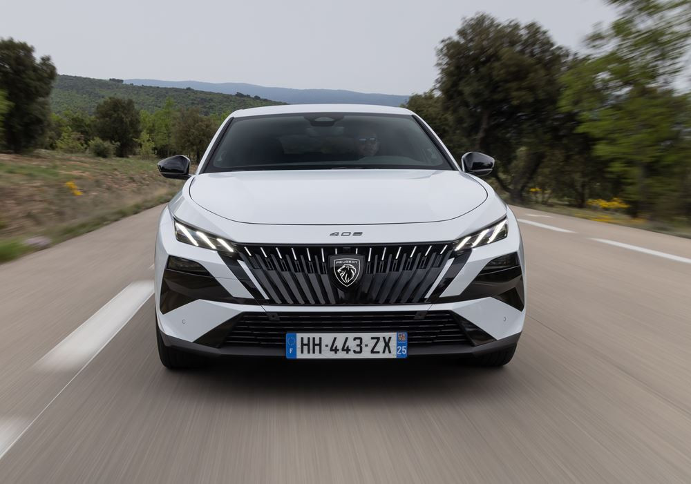 La Peugeot E-408 électrique 157 kW 58,2 kWh atteint une autonomie WLTP de 456 km