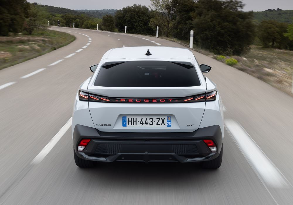 La Peugeot E-408 électrique 157 kW 58,2 kWh atteint une autonomie WLTP de 456 km