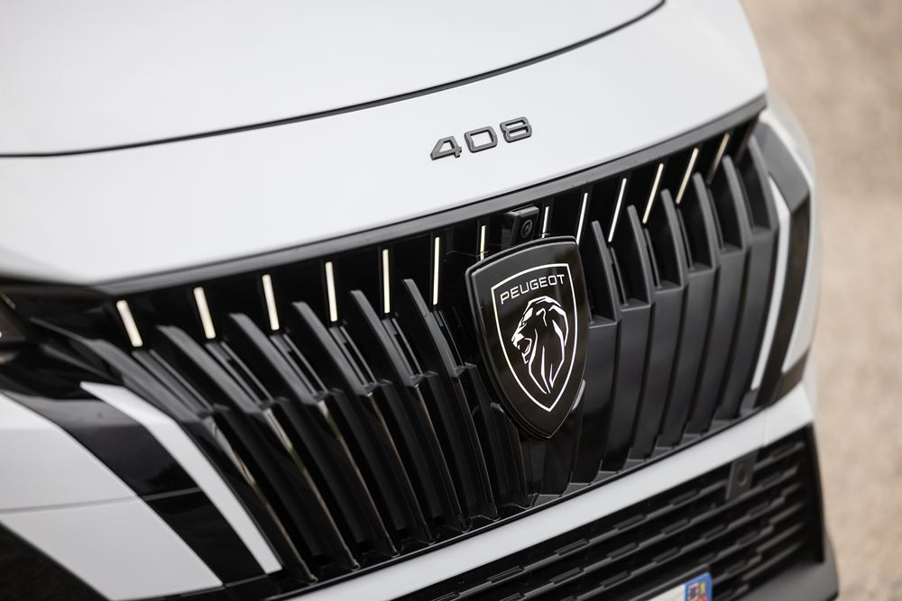 La Peugeot E-408 électrique 157 kW 58,2 kWh atteint une autonomie WLTP de 456 km