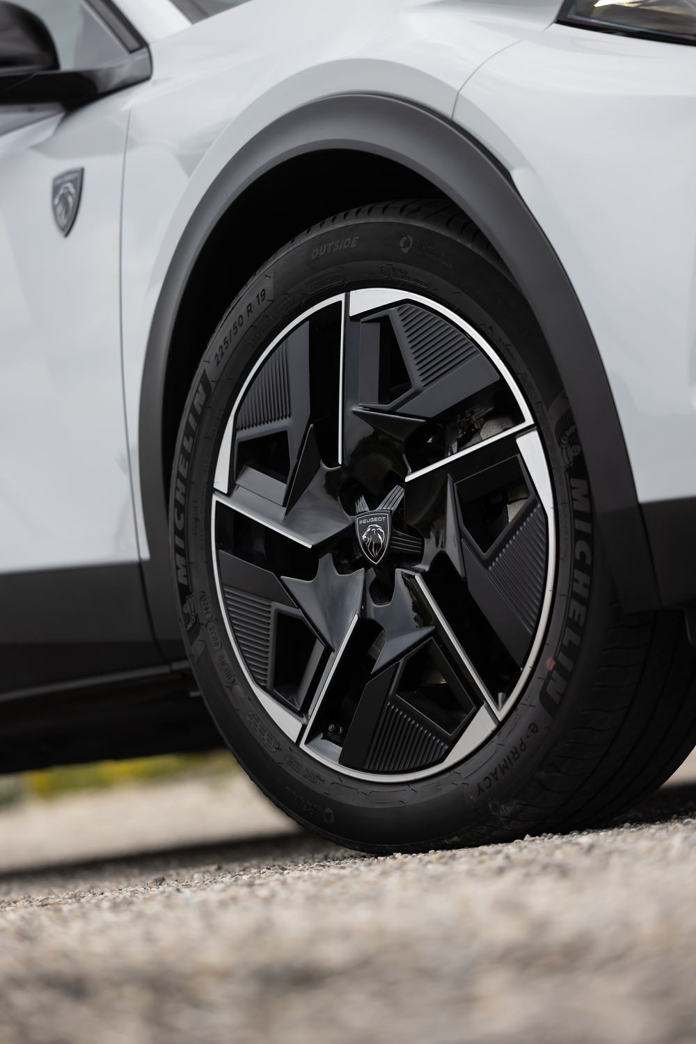 La Peugeot E-408 électrique 157 kW 58,2 kWh atteint une autonomie WLTP de 456 km