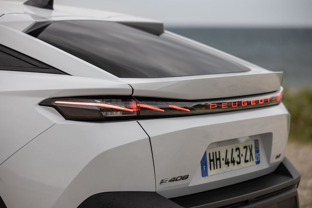 La Peugeot E-408 électrique 157 kW 58,2 kWh atteint une autonomie WLTP de 456 km