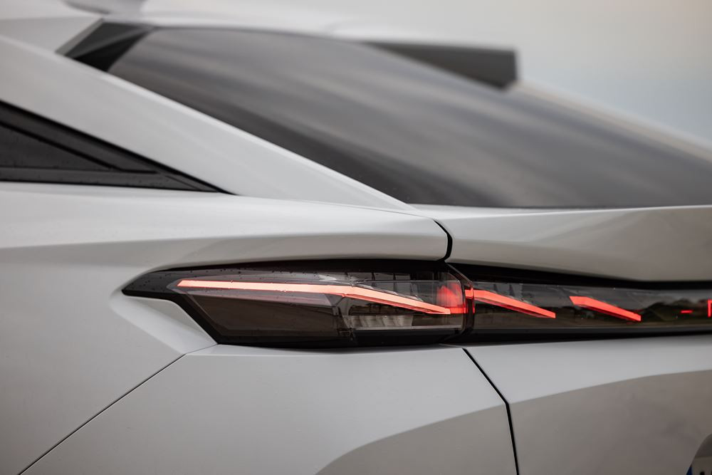 La Peugeot E-408 électrique 157 kW 58,2 kWh atteint une autonomie WLTP de 456 km