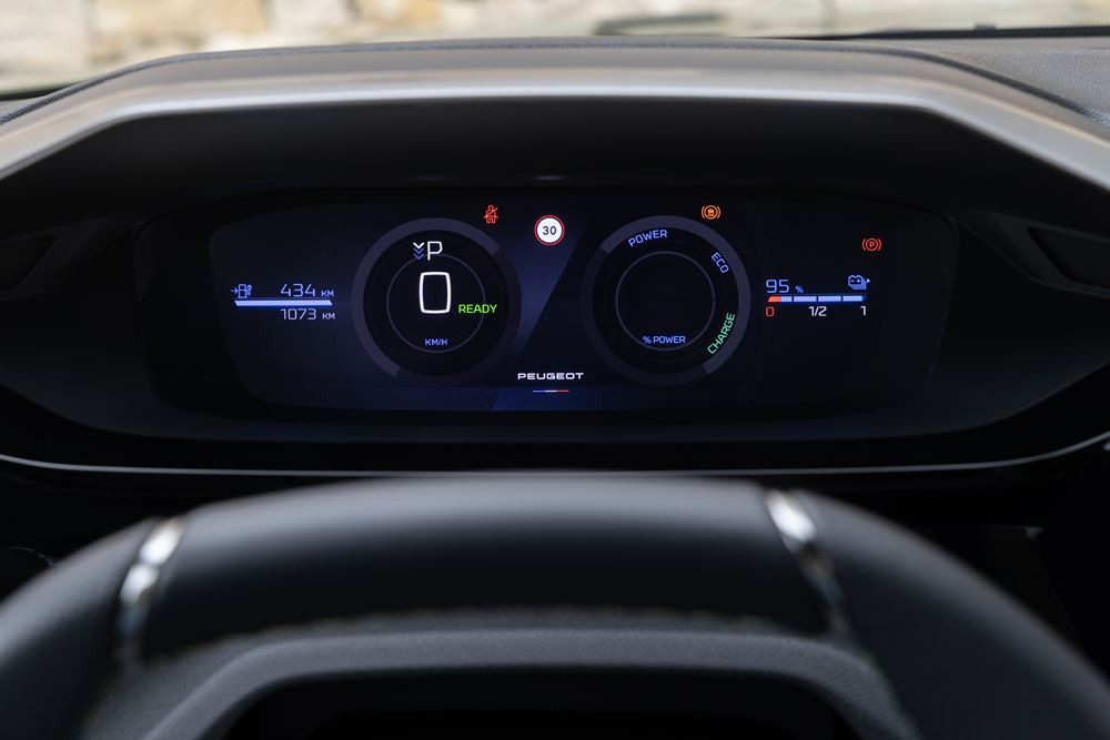La Peugeot E-408 électrique 157 kW 58,2 kWh atteint une autonomie WLTP de 456 km
