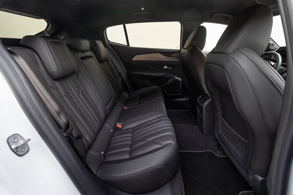 La Peugeot E-408 électrique 157 kW 58,2 kWh atteint une autonomie WLTP de 456 km