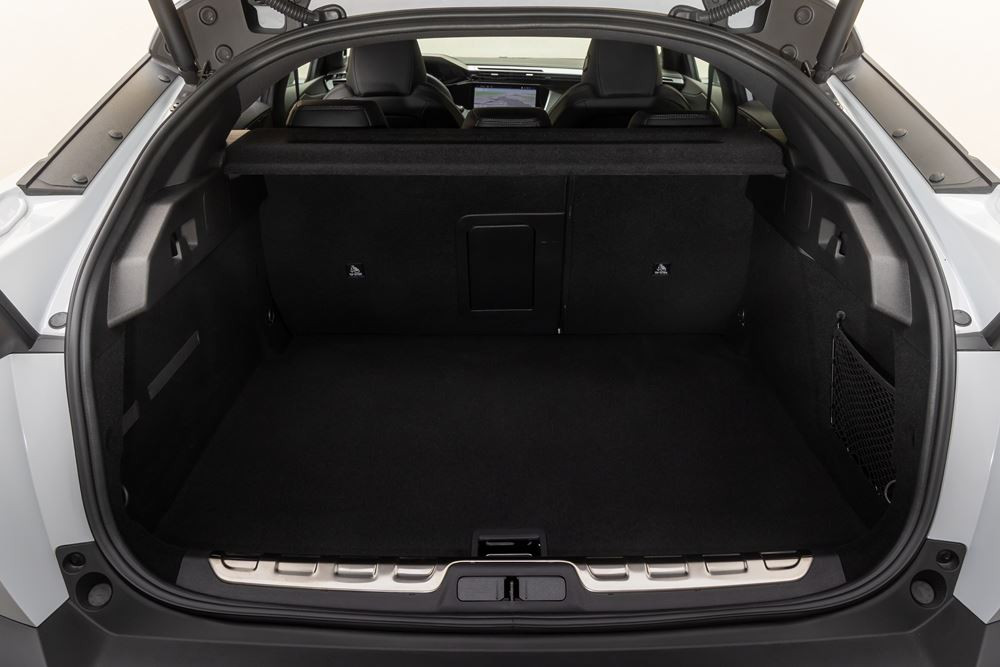 La Peugeot E-408 électrique 157 kW 58,2 kWh atteint une autonomie WLTP de 456 km