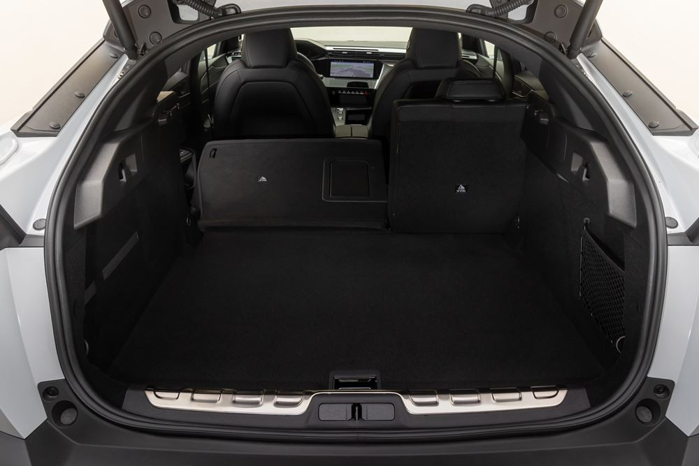 La Peugeot E-408 électrique 157 kW 58,2 kWh atteint une autonomie WLTP de 456 km