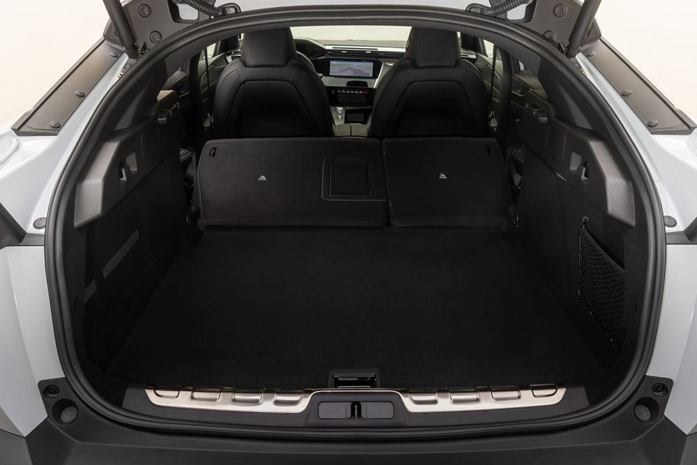 La Peugeot E-408 électrique 157 kW 58,2 kWh atteint une autonomie WLTP de 456 km