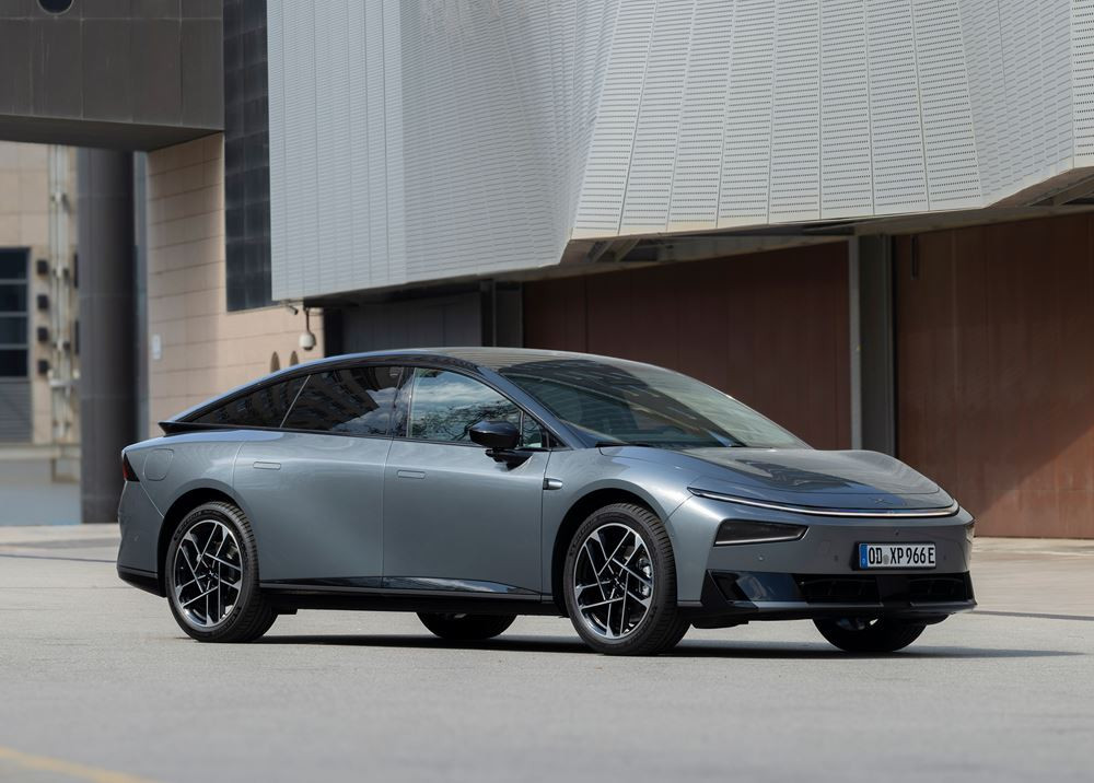 La berline fastback électrique Xpeng P7 plus affiche une capacité de recharge ultra-rapide
