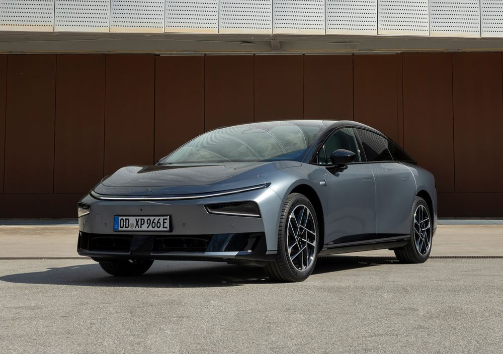 La berline fastback électrique Xpeng P7 plus affiche une capacité de recharge ultra-rapide