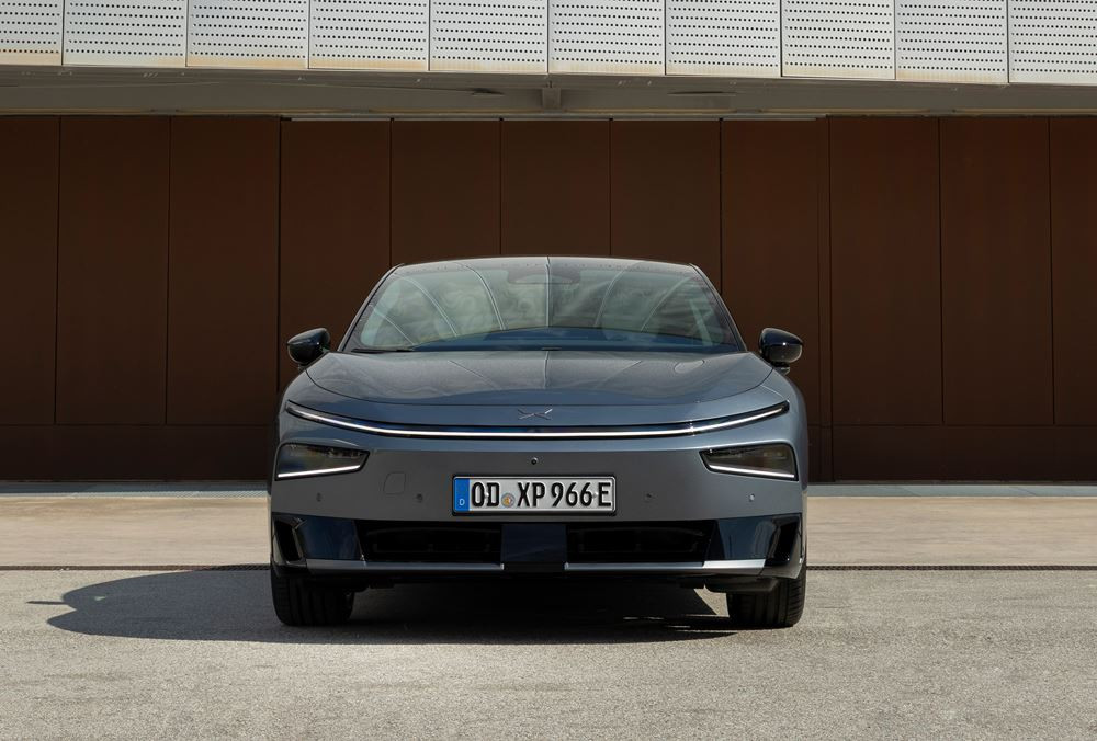 La berline fastback électrique Xpeng P7 plus affiche une capacité de recharge ultra-rapide