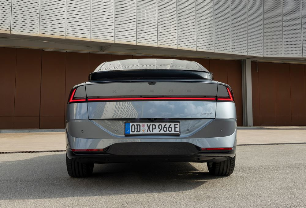 La berline fastback électrique Xpeng P7 plus affiche une capacité de recharge ultra-rapide