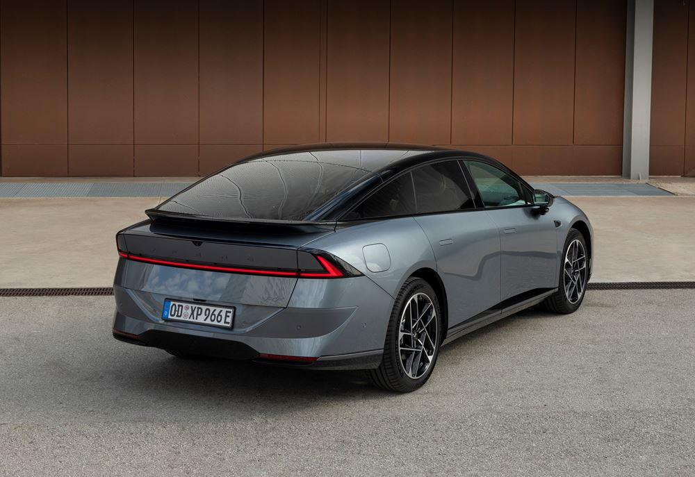 La berline fastback électrique Xpeng P7 plus affiche une capacité de recharge ultra-rapide