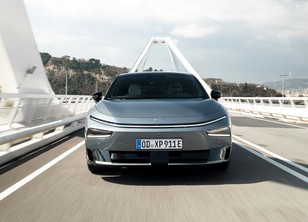 La berline fastback électrique Xpeng P7 plus affiche une capacité de recharge ultra-rapide