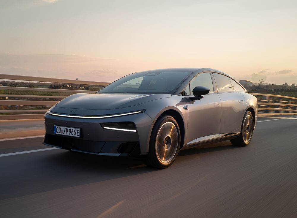 La berline fastback électrique Xpeng P7 plus affiche une capacité de recharge ultra-rapide