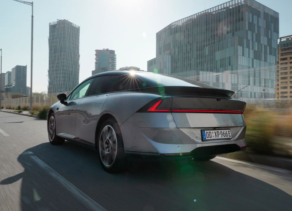 La berline fastback électrique Xpeng P7 plus affiche une capacité de recharge ultra-rapide