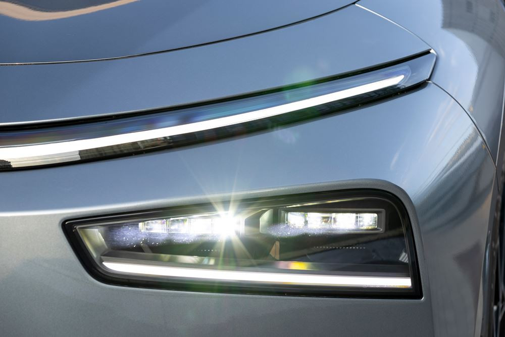 La berline fastback électrique Xpeng P7 plus affiche une capacité de recharge ultra-rapide