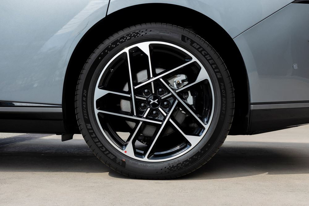 La berline fastback électrique Xpeng P7 plus affiche une capacité de recharge ultra-rapide