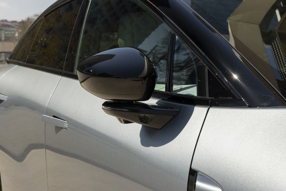 La berline fastback électrique Xpeng P7 plus affiche une capacité de recharge ultra-rapide