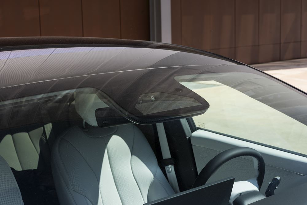 La berline fastback électrique Xpeng P7 plus affiche une capacité de recharge ultra-rapide