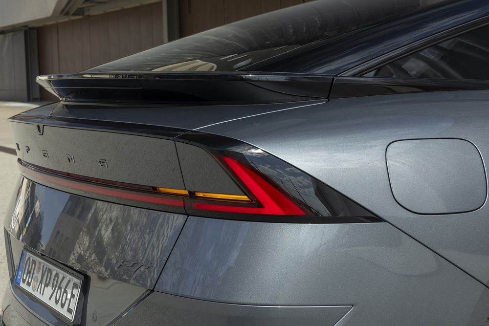 La berline fastback électrique Xpeng P7 plus affiche une capacité de recharge ultra-rapide