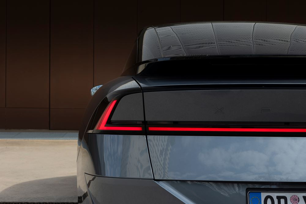 La berline fastback électrique Xpeng P7 plus affiche une capacité de recharge ultra-rapide