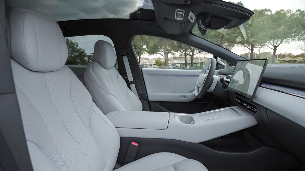 La berline fastback électrique Xpeng P7 plus affiche une capacité de recharge ultra-rapide