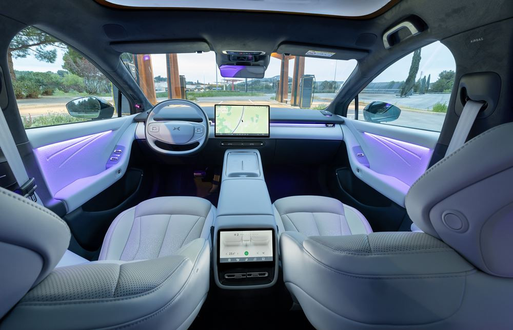 La berline fastback électrique Xpeng P7 plus affiche une capacité de recharge ultra-rapide