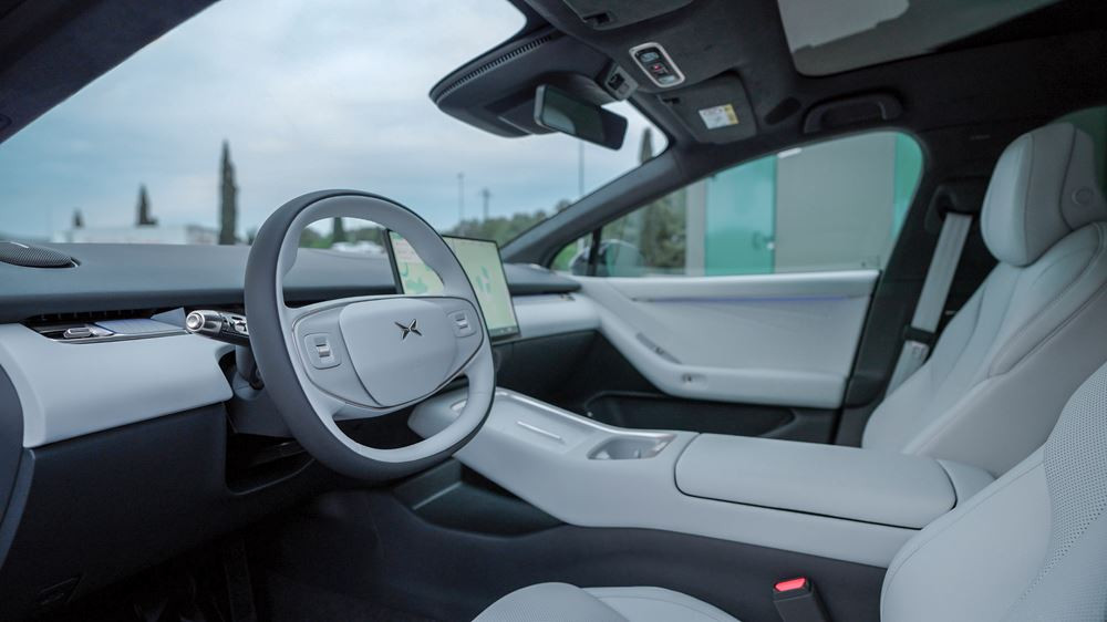 La berline fastback électrique Xpeng P7 plus affiche une capacité de recharge ultra-rapide