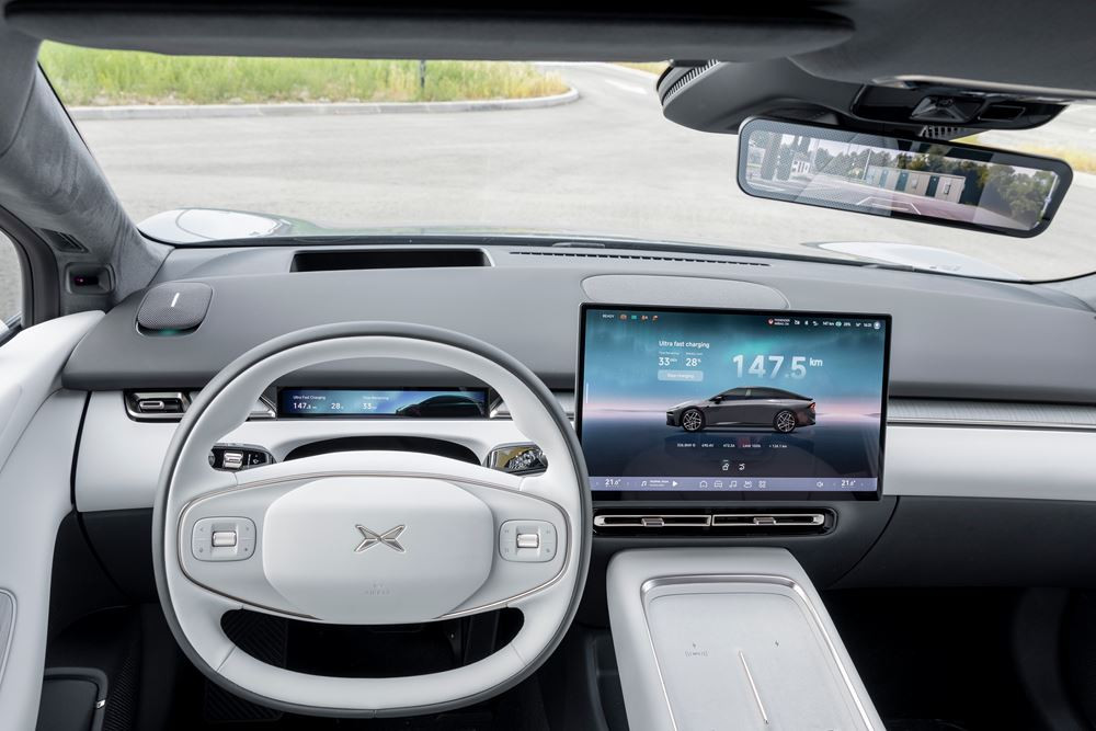 La berline fastback électrique Xpeng P7 plus affiche une capacité de recharge ultra-rapide