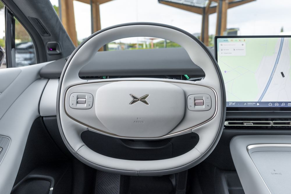 La berline fastback électrique Xpeng P7 plus affiche une capacité de recharge ultra-rapide
