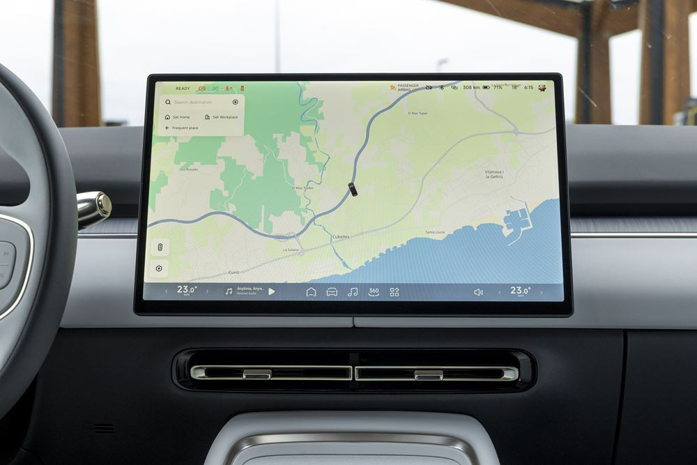 La berline fastback électrique Xpeng P7 plus affiche une capacité de recharge ultra-rapide