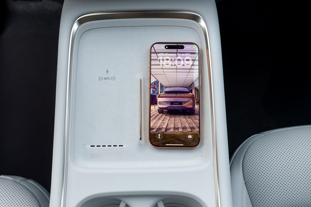 La berline fastback électrique Xpeng P7 plus affiche une capacité de recharge ultra-rapide