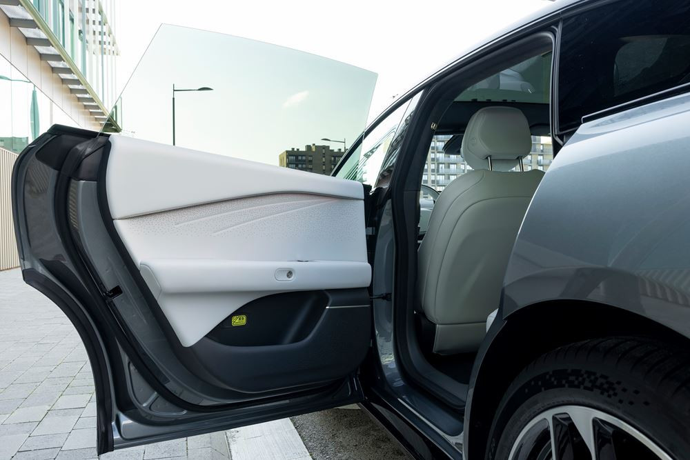 La berline fastback électrique Xpeng P7 plus affiche une capacité de recharge ultra-rapide