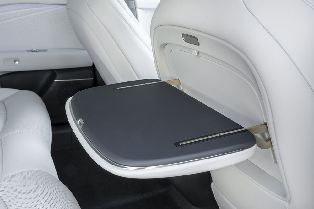 La berline fastback électrique Xpeng P7 plus affiche une capacité de recharge ultra-rapide