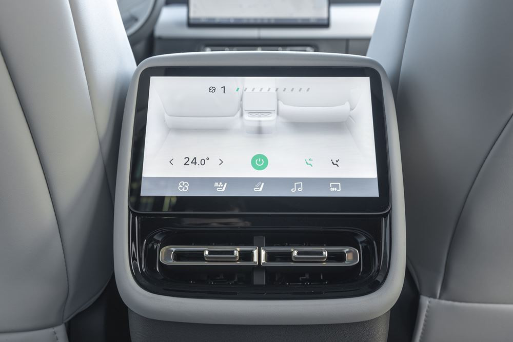 La berline fastback électrique Xpeng P7 plus affiche une capacité de recharge ultra-rapide